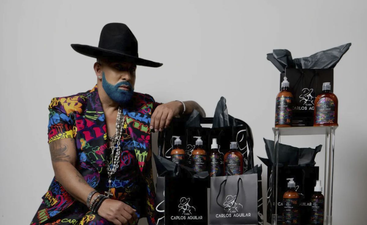 Carlos Aguilar con su línea de productos